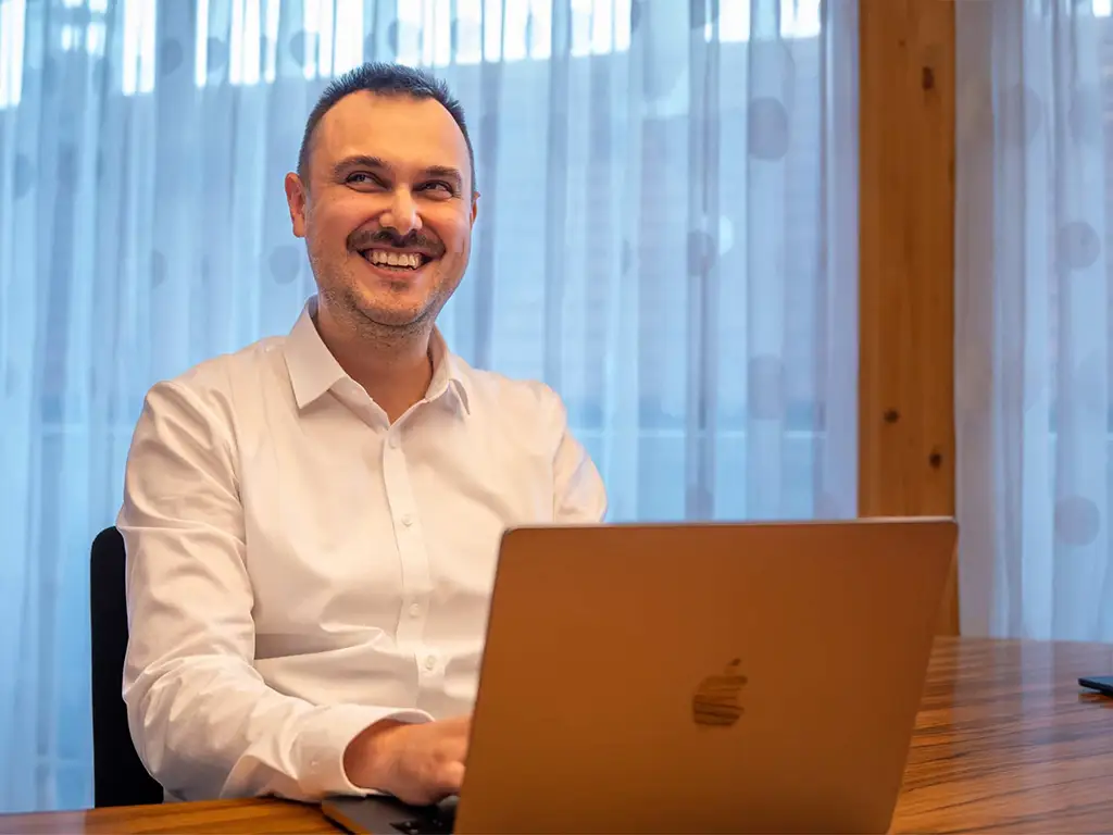 Foto von Christoph Neuhold beim bearbeiten einer Übersetzung - Übersetzungsbüro ALLESPRACHEN